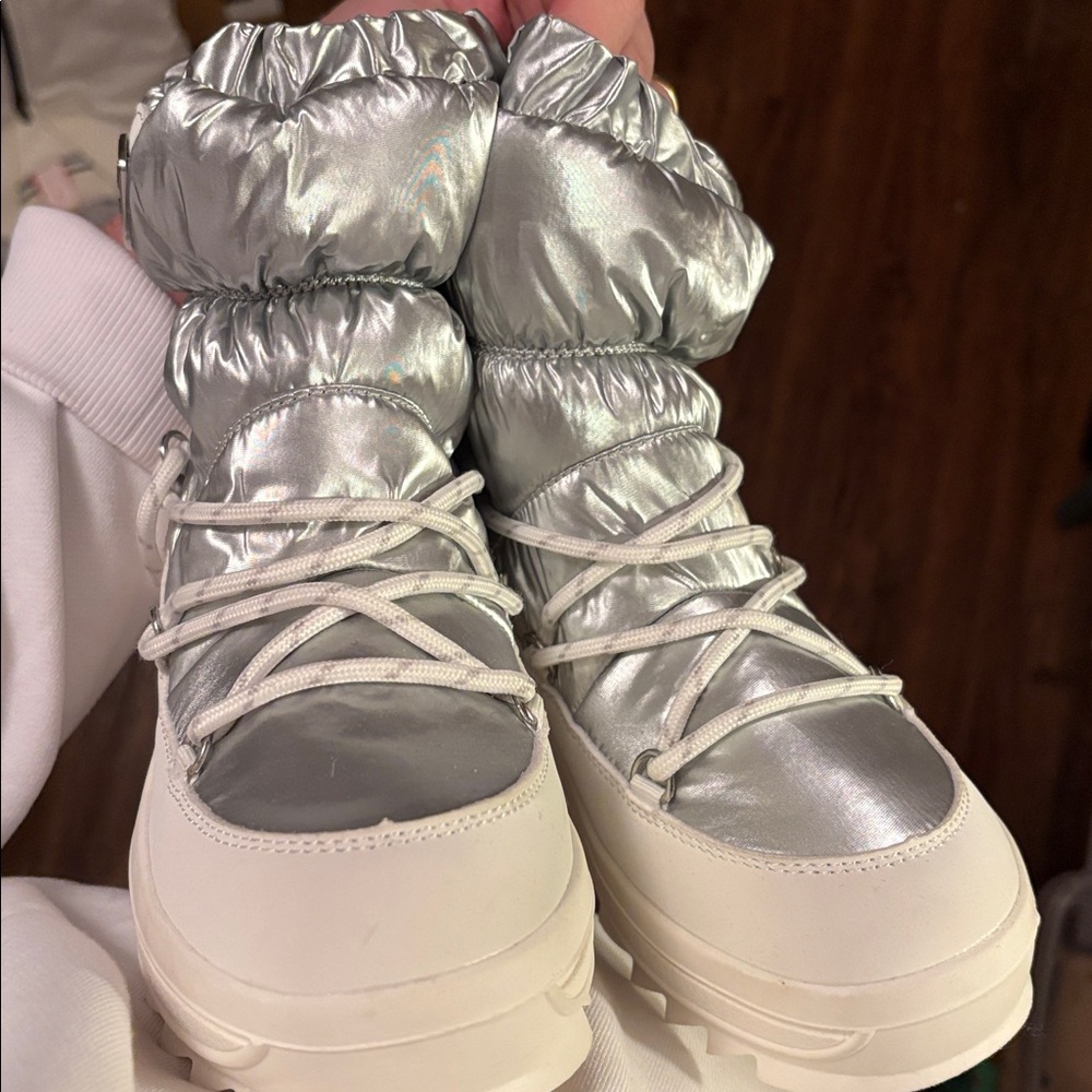 NWT Pajar Silver Boots